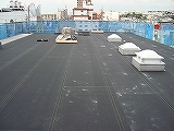 写真：ゴムシート機械的固定工法作業風景
